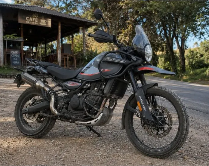 Motocicleta aventura em estrada de terra, imagem da publicação do cliente Junior Gonçalves