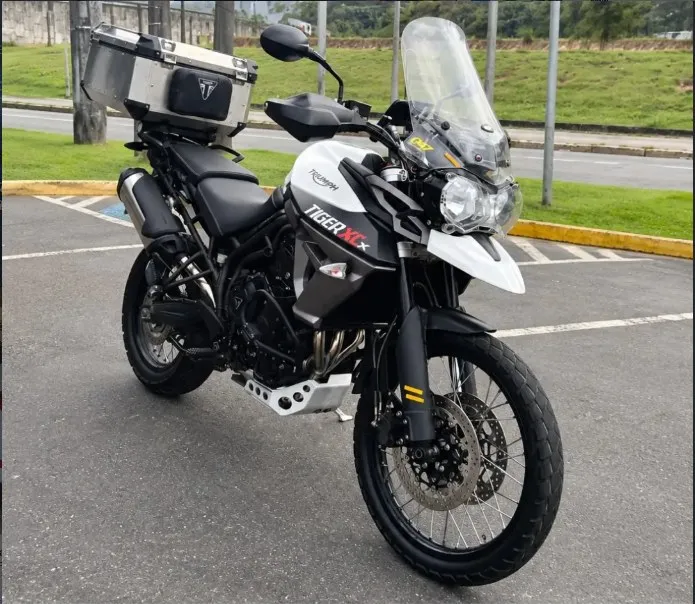 Motocicleta trail em estrada, foto de cliente em publicação da GV